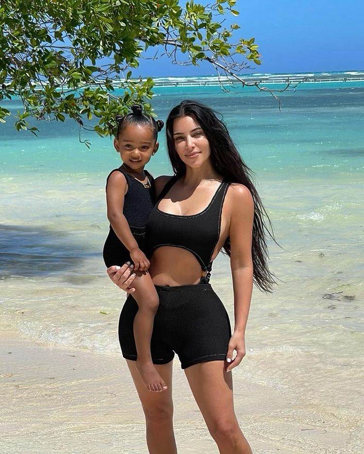 Kim Kardashian i kći Chicago na plaži