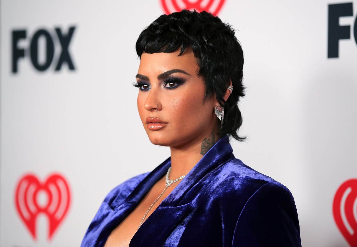 Demi Lovato odlično nosi mixie frizuru, novi hit među ženama