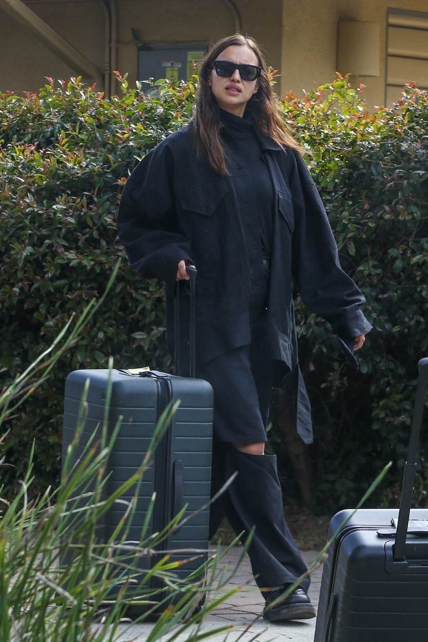 Irina Shayk s koferima izašla iz kuće Bradleya Coopera