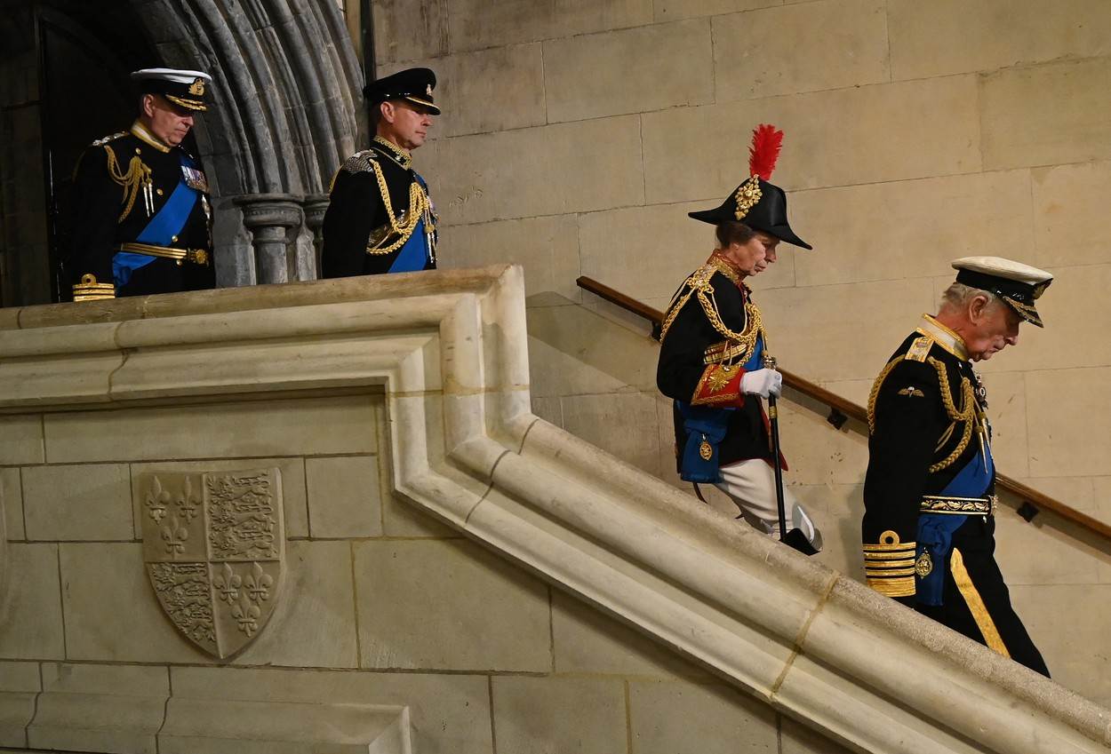 Kralj Charles, princeza Anne, princ Andrew i princ Edward na bdjenju za kraljicu Elizabetu