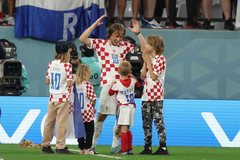 Luka Modrić i Mateo Kovačić sa svojom djecom slave pobjedu nad Brazilom