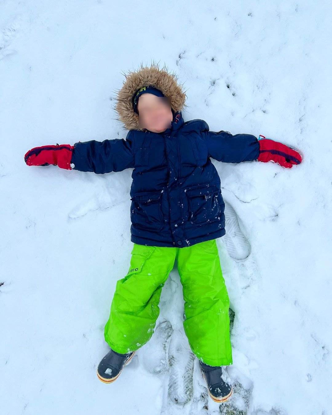 Sin Marijane Mikulić uživa na snijegu