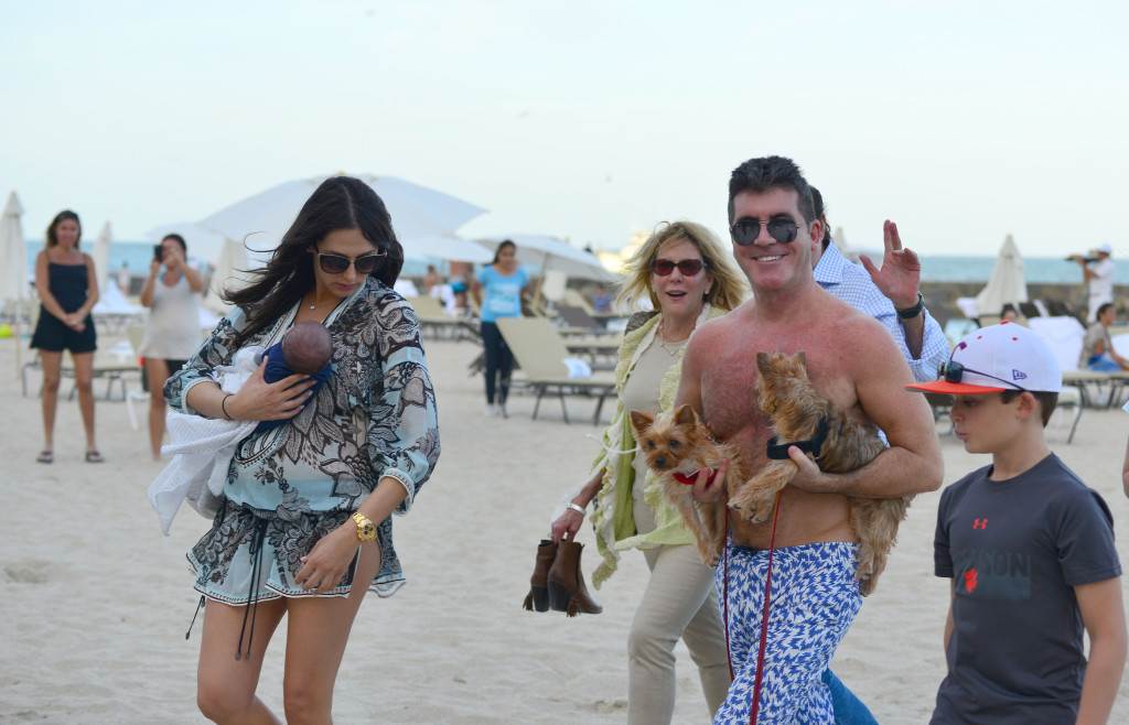Simon Cowell i njegova Lauren uživali na plaži sa sinom i psićima