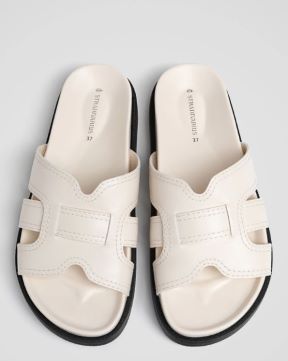 Casual flat sandals/ Stradivarius/ 25,99 EUR