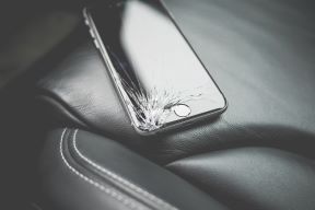 Razbijen ekran pametni telefon (1).jpg