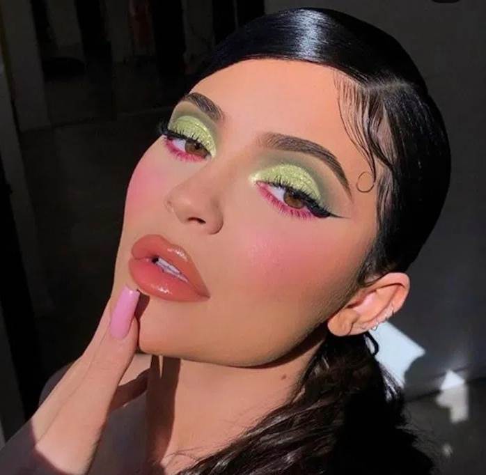 The Best Celebrity Makeup Looks To Recreate In 2020 _ Fashionisers©