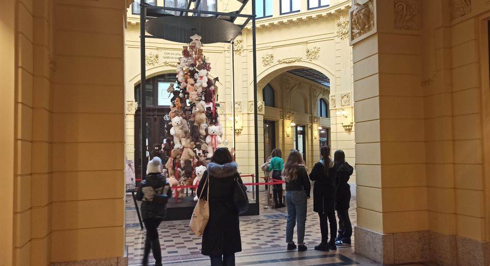 Božićno drvce okićeno plišanim medvjedićima u zagrebačkom Oktogonu.