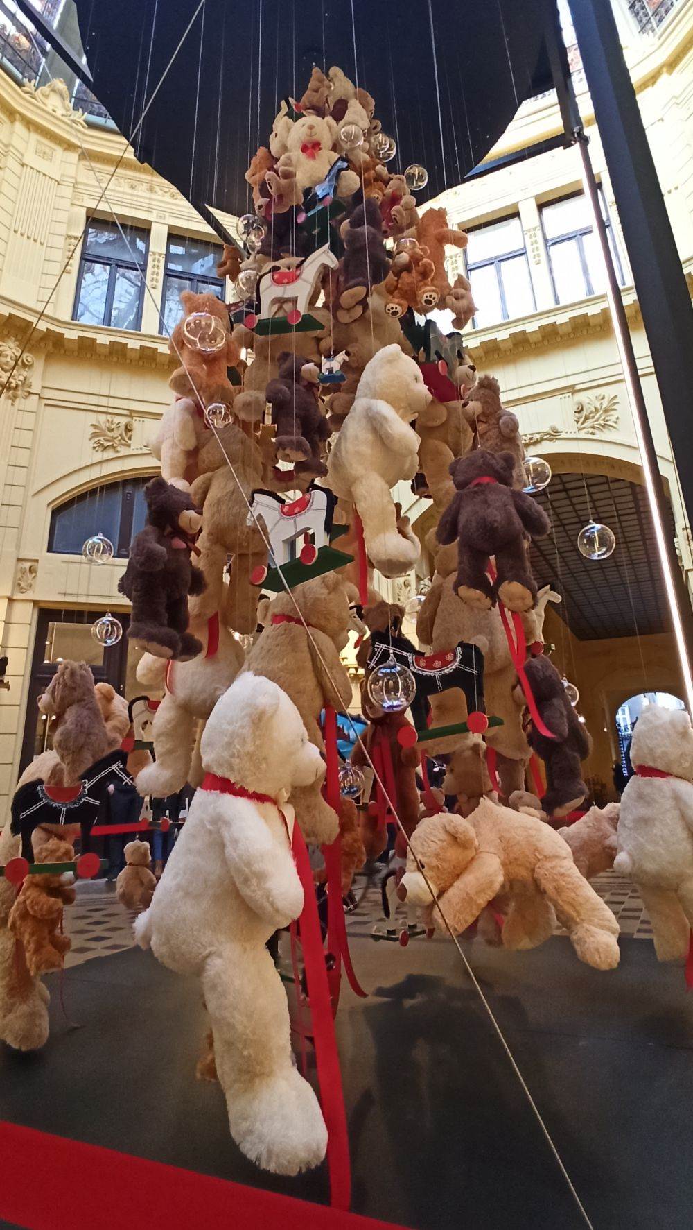 Božićno drvce okićeno plišanim medvjedićima u zagrebačkom Oktogonu.