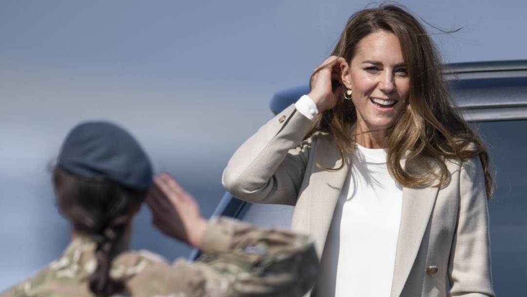 Kate Middleton u blejzeru brenda Reiss.