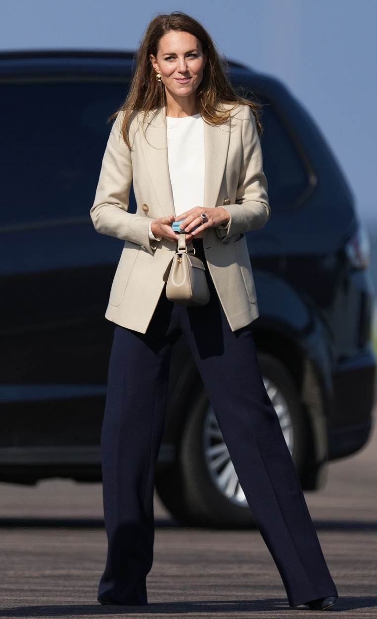 Kate Middleton u blejzeru brenda Reiss.