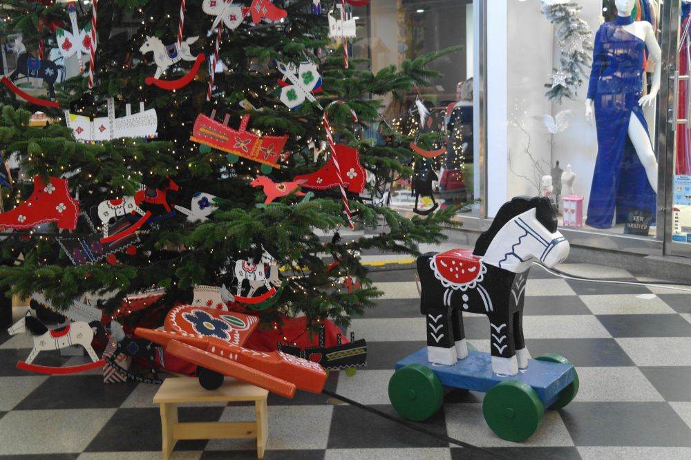 Božićno drvce ukrašeno tradicionalnim drvenim igračkama u prolazu Matice hrvatskih obrtnika