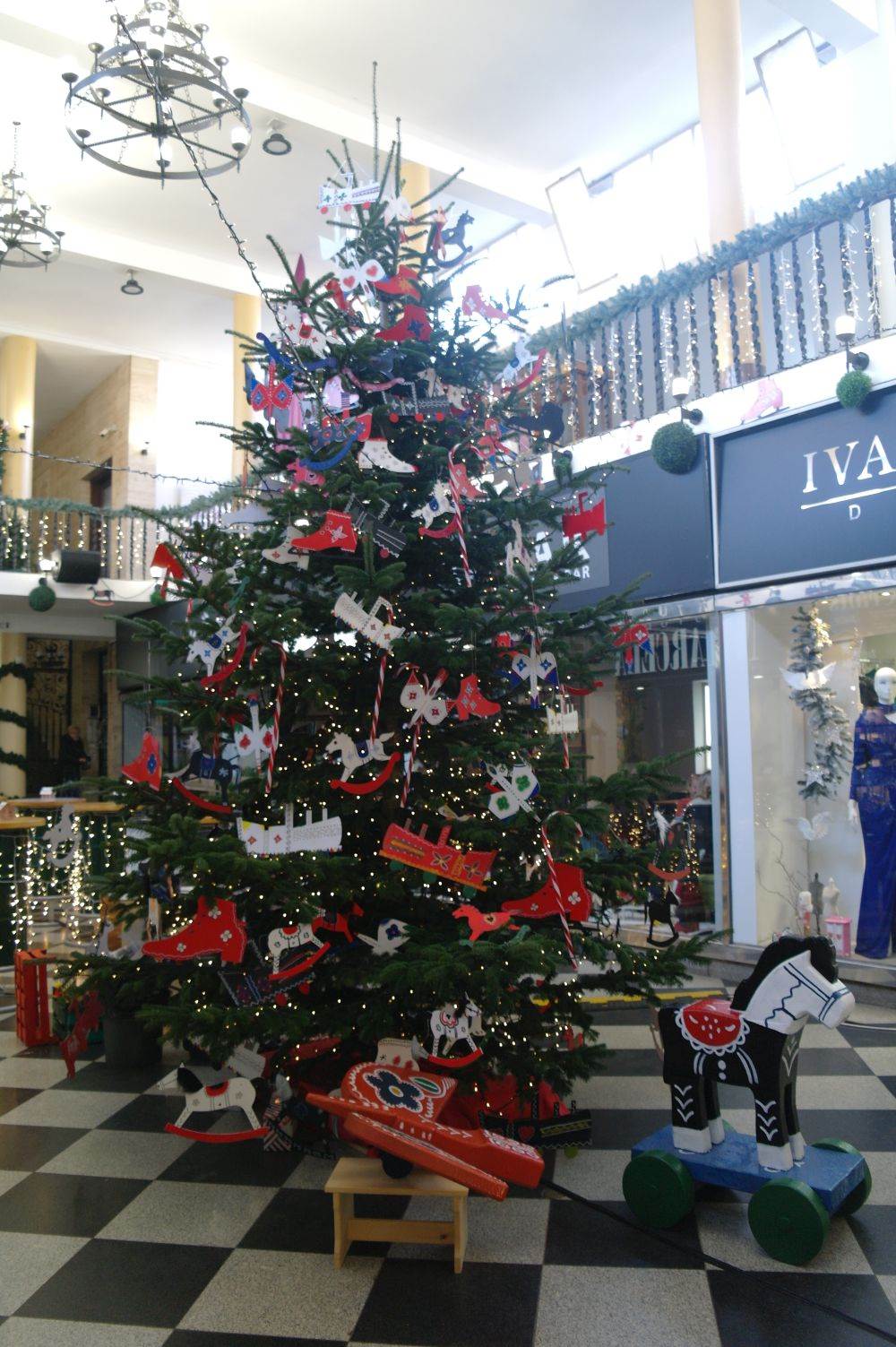 Božićno drvce ukrašeno tradicionalnim drvenim igračkama u prolazu Matice hrvatskih obrtnika