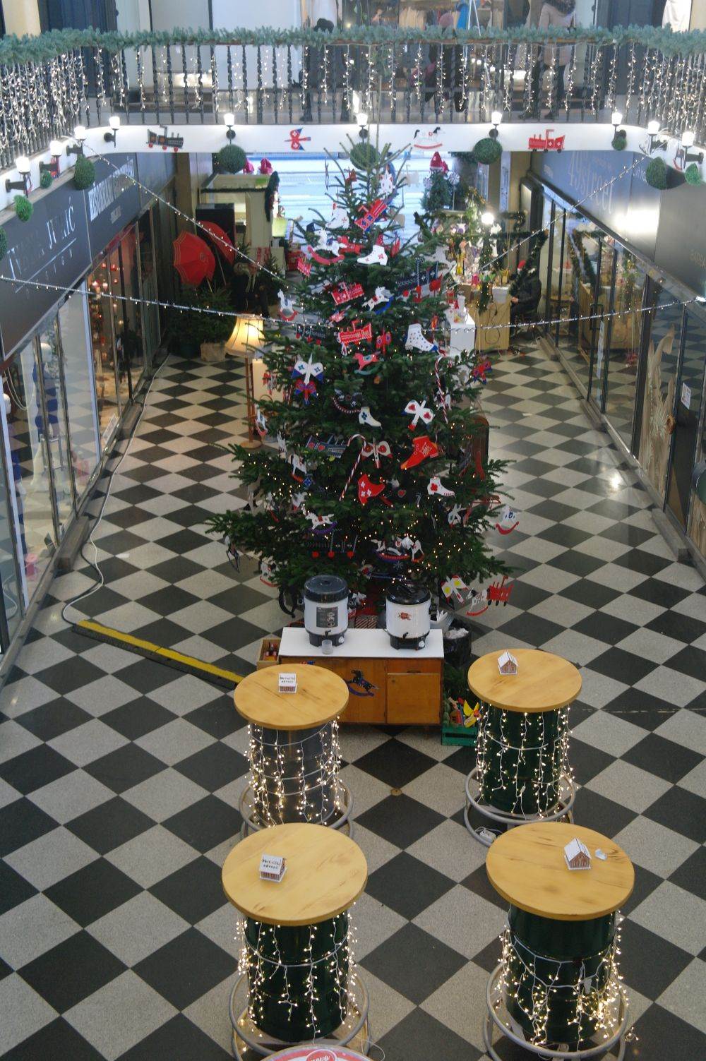 Božićno drvce ukrašeno tradicionalnim drvenim igračkama u prolazu Matice hrvatskih obrtnika