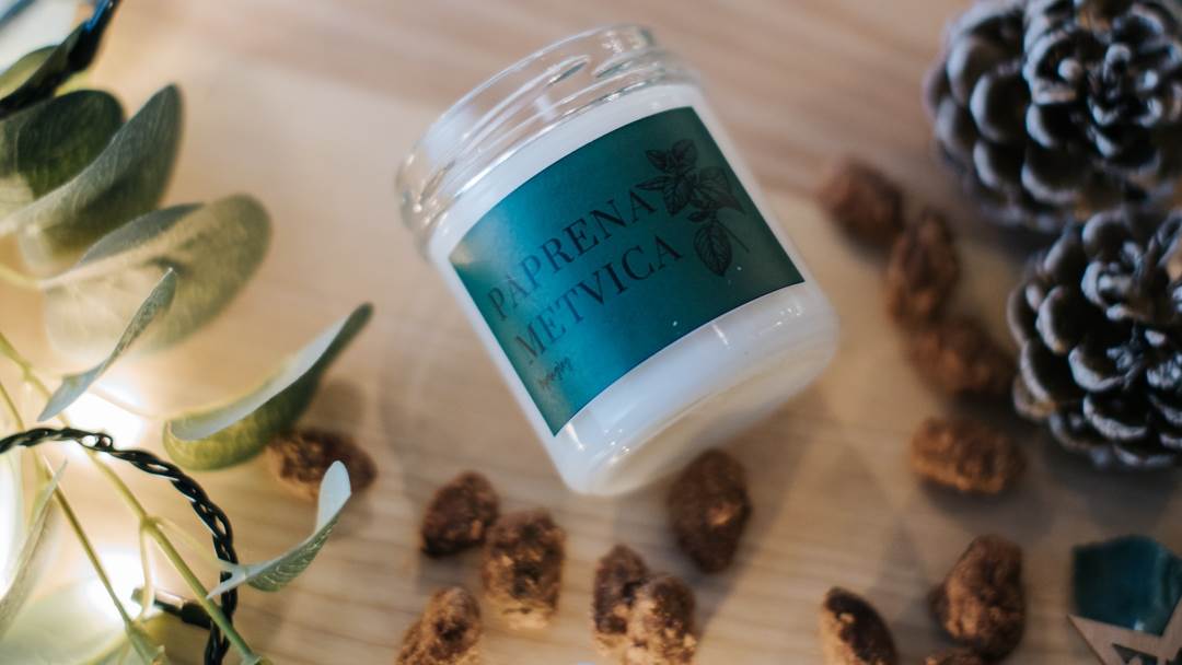 Svijeće bijeli.glog koje su povezane s mirisima i biljkama Mediterana.