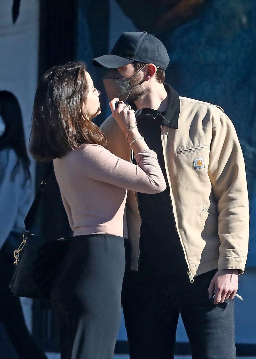 Ana de Armas i Paul Boukadakis ljube se na ulici