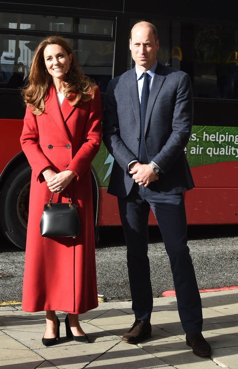 Kate Middleton i princ WIlliam ispred londonskog busa