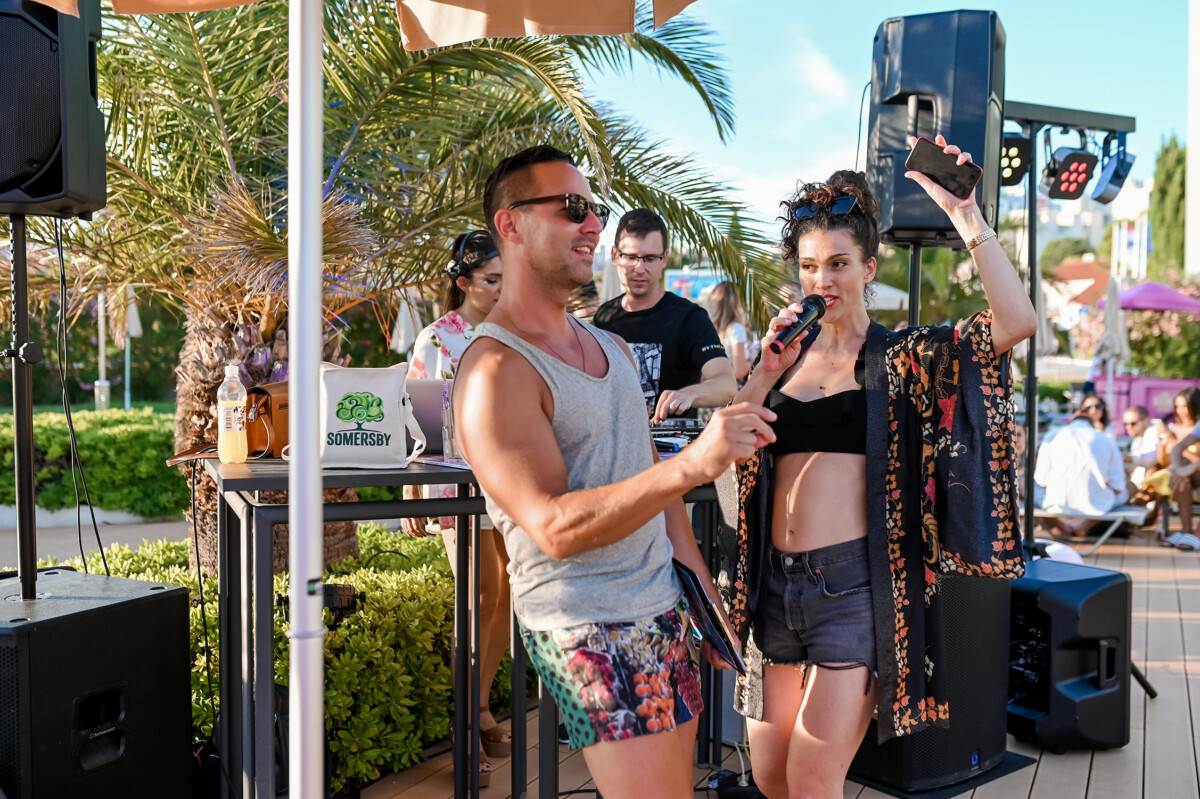 znate-li-sto-je-to-candy-pop-i-kako-ga-isfurati-ucite-od-modnih-znalaca-na-cosmo-pool-partyju