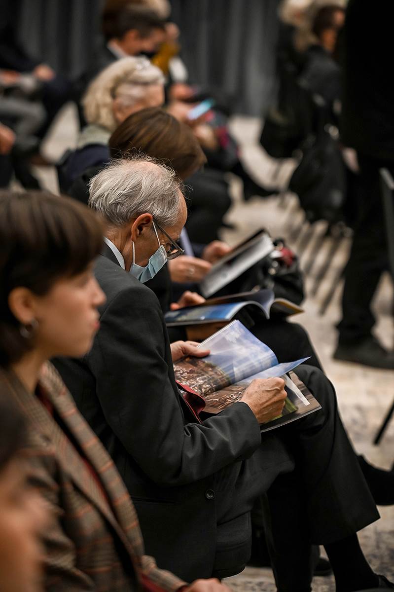 Uzvanici su prije dodijele prolistali novi broj National Geographica