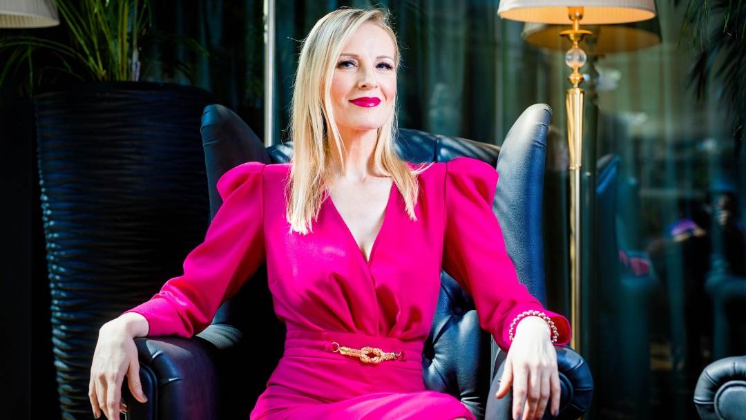 Izabela Martinović sjedi u fotelji