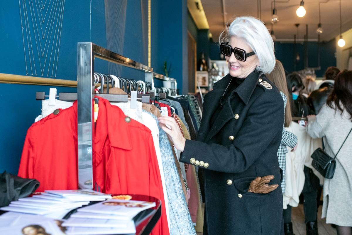 Zvona Vučković gleda odjeću na štenderu