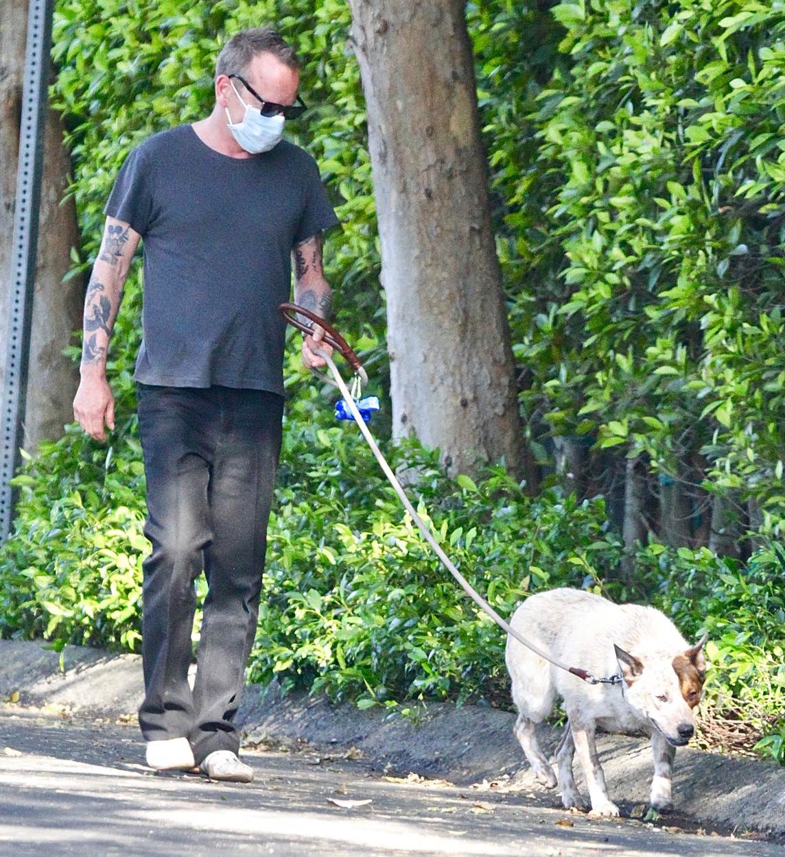 Kiefer Sutherland u šetnji sa psom.