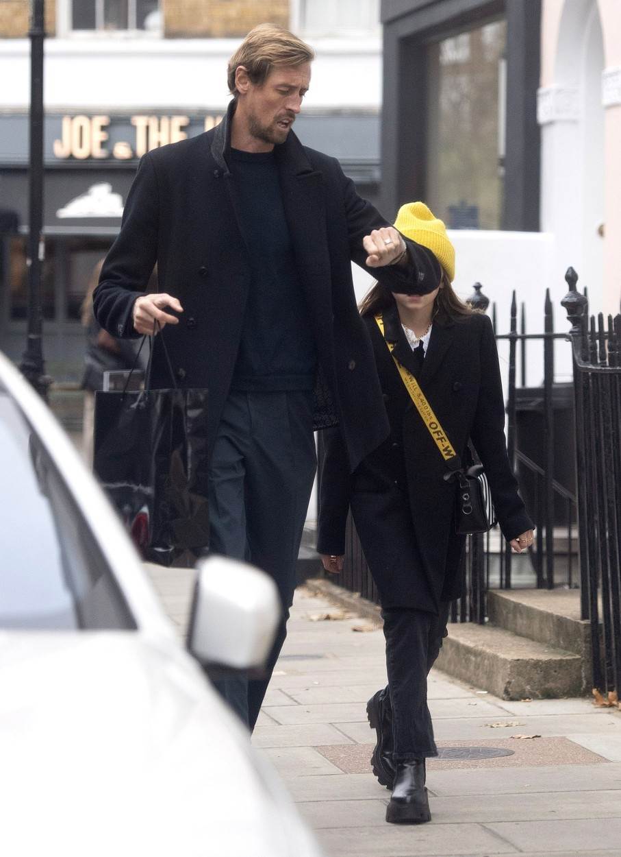 Peter Crouch u šetnji sa kćeri Sophijom.