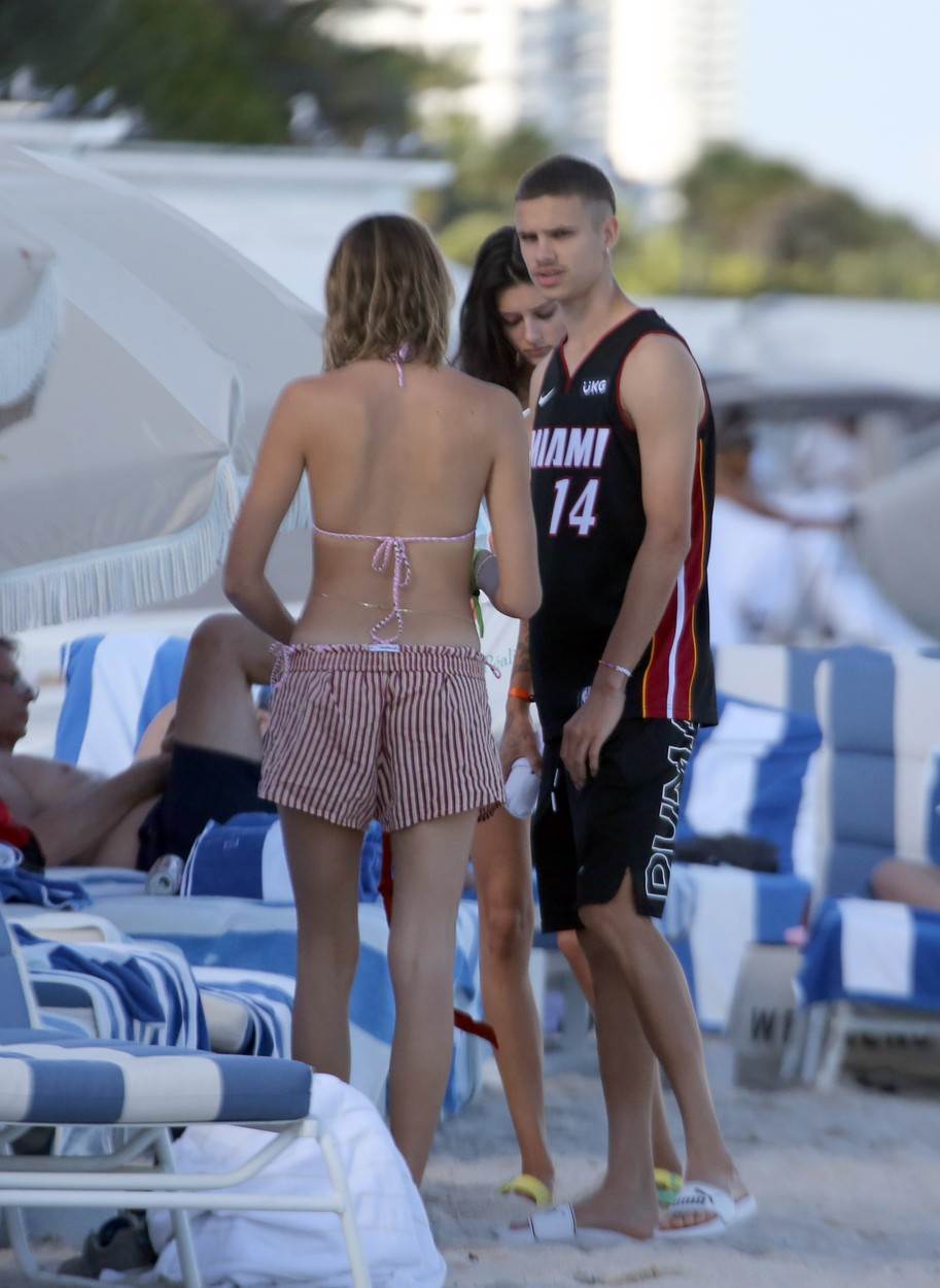 Romeo Beckham i Mia Regan