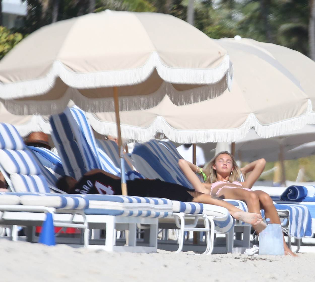 Romeo Beckham i Mia Regan