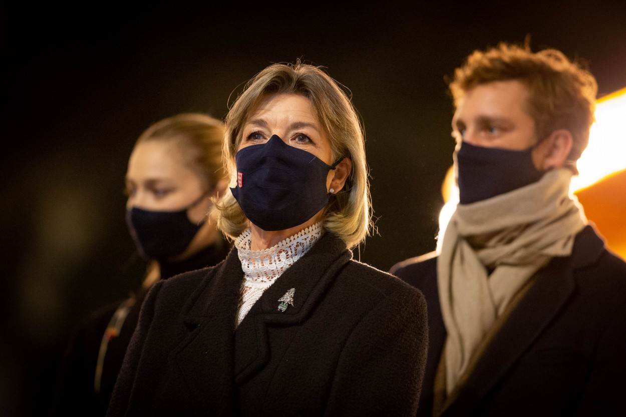 Princeza Caroline pomaže bratu, princu Albertu II. s kraljevskim dužnostima dok se princeza Charlene liječi.