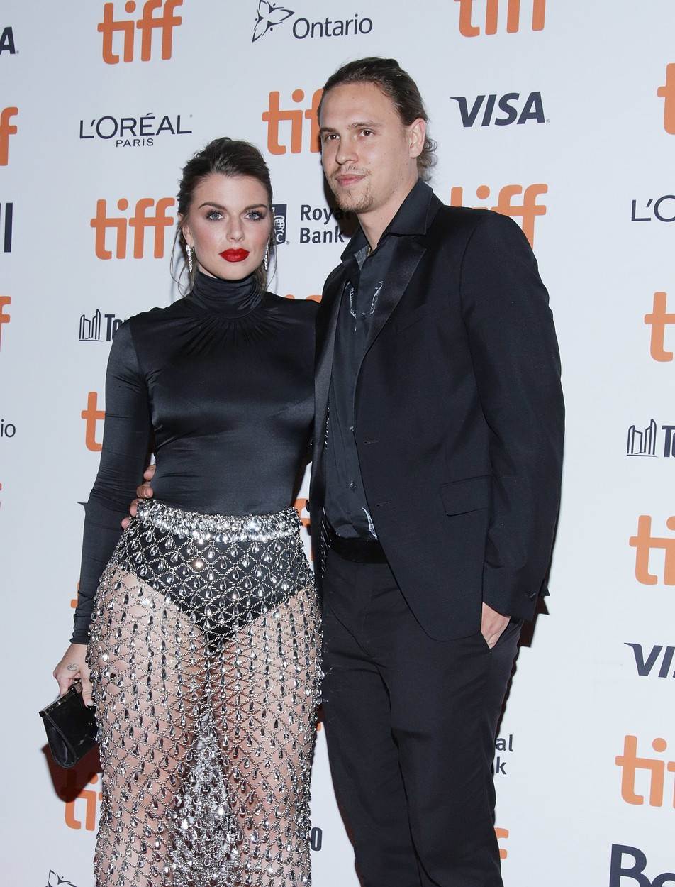 Julia Fox i Peter Artemiev