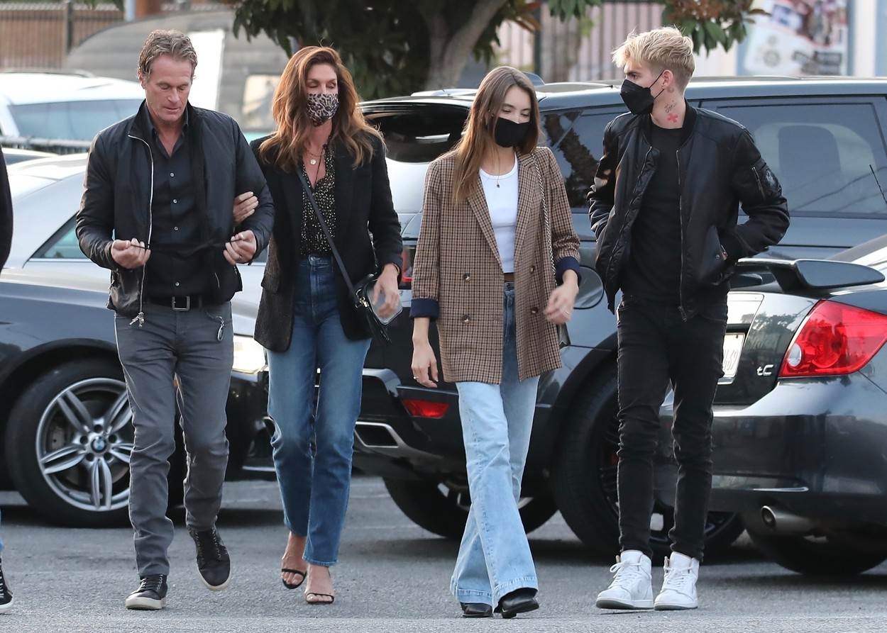 Cindy Crawford i Rande Gerber sa sinom Presleyem i njegovom djevojkom