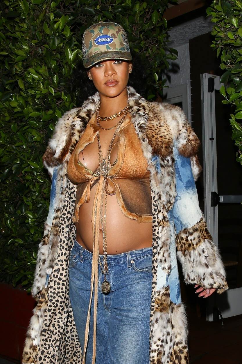 Rihanna ponovno pokazala trudnički trbuh u zanimljivoj modnoj kombinaciji