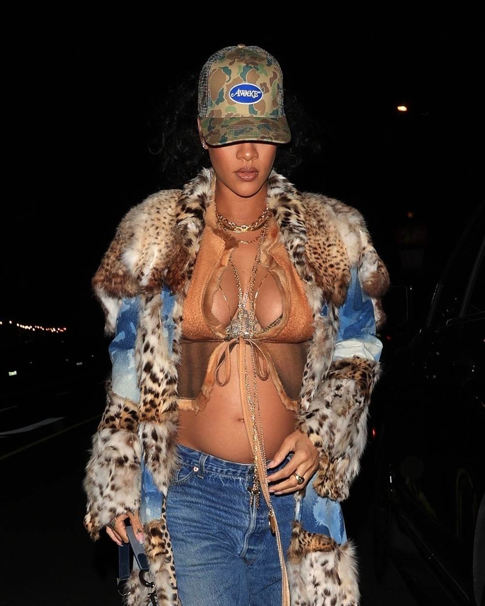 Rihanna ponovno pokazala trudnički trbuh u zanimljivoj modnoj kombinaciji