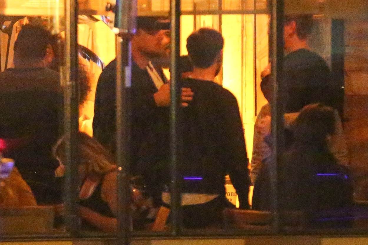 Leonardo DiCaprio i Tobey Maguire u društvu mlađahnih djevojaka