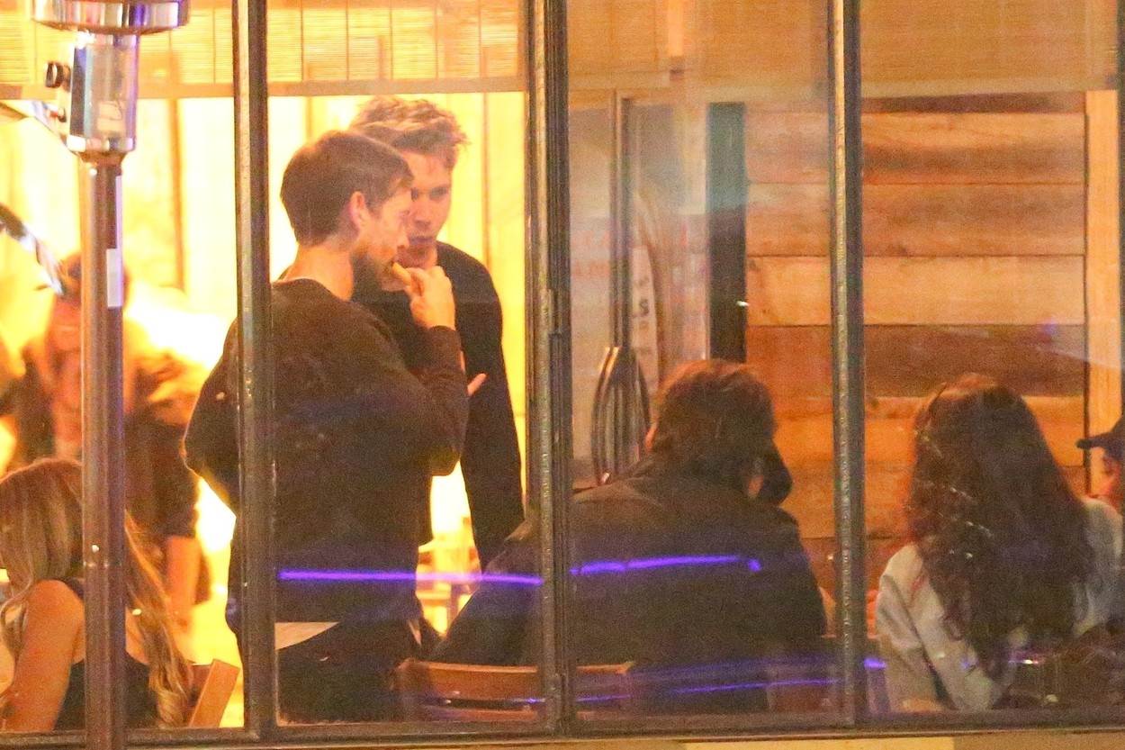 Leonardo DiCaprio i Tobey Maguire u društvu mlađahnih djevojaka