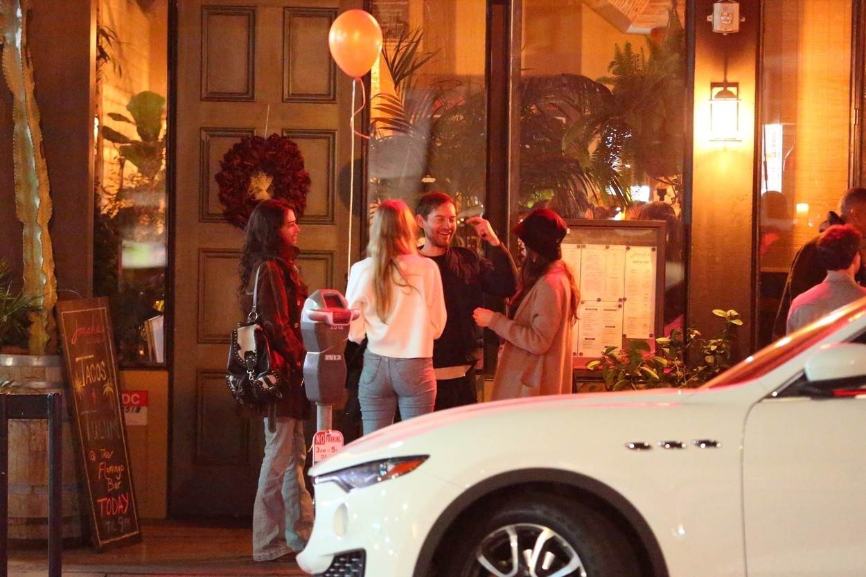 Leonardo DiCaprio i Tobey Maguire u društvu mlađahnih djevojaka