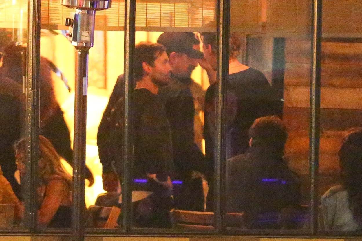 Leonardo DiCaprio i Tobey Maguire u društvu mlađahnih djevojaka