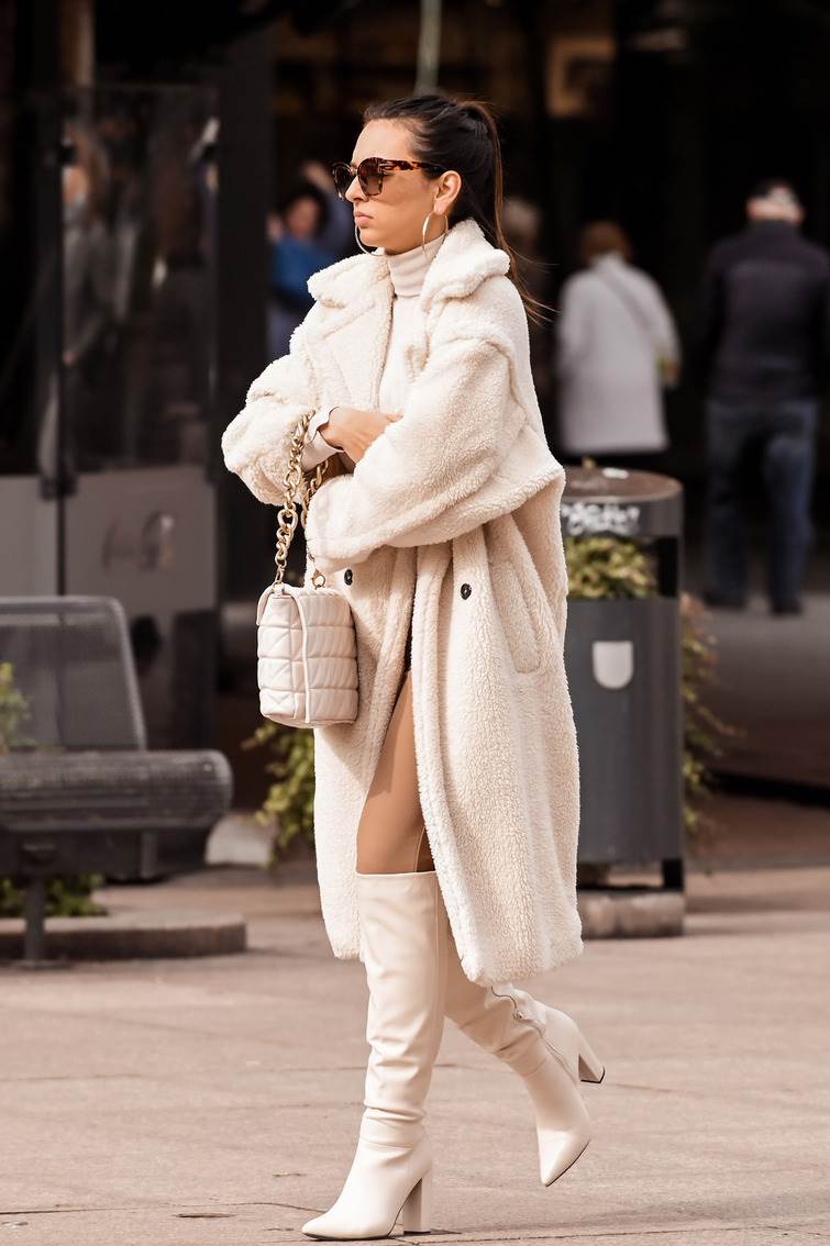 Gole noge u rozom kompletiću na špici