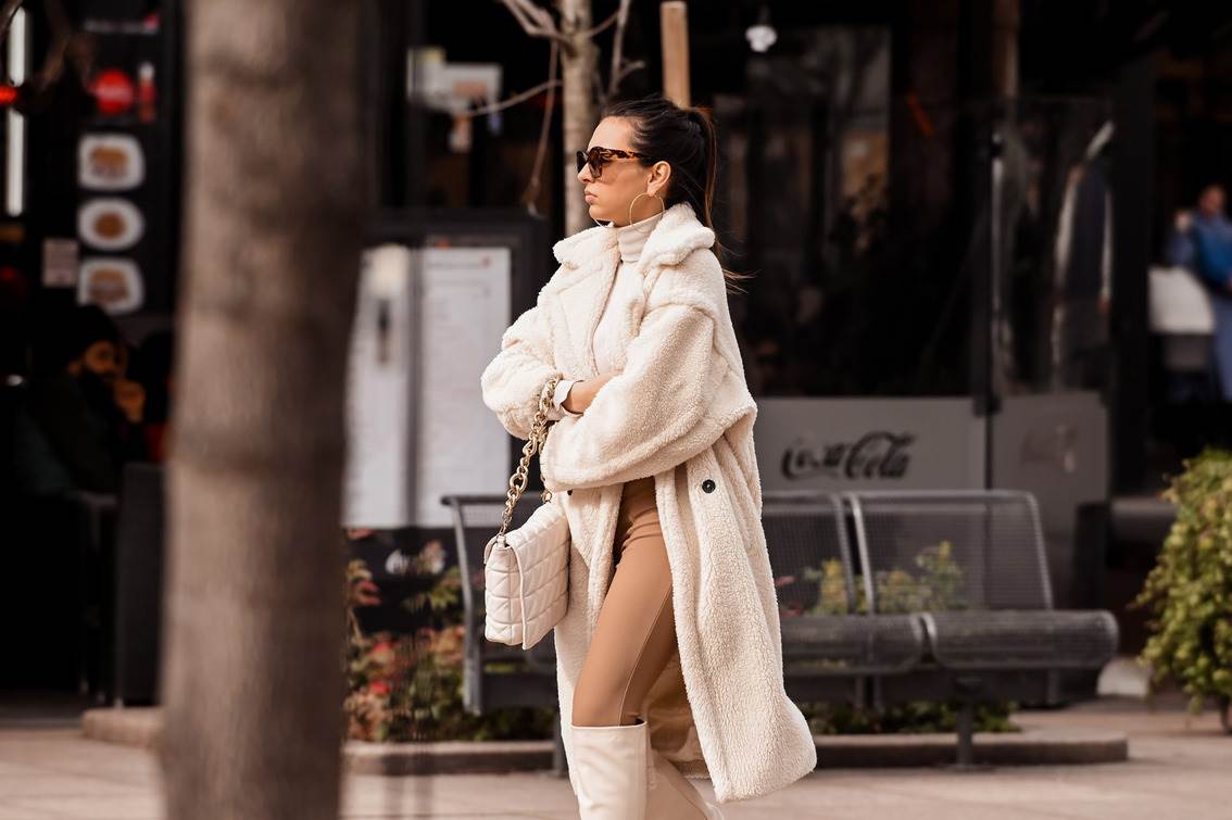 Gole noge u rozom kompletiću na špici