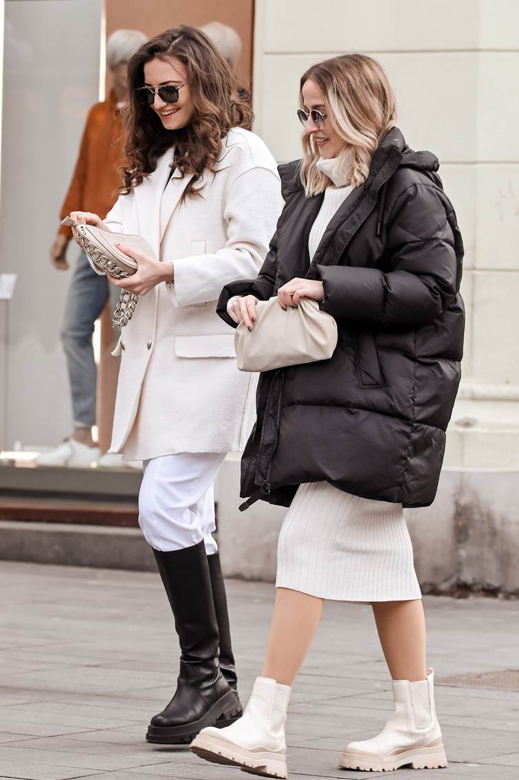 Gole noge u rozom kompletiću na špici