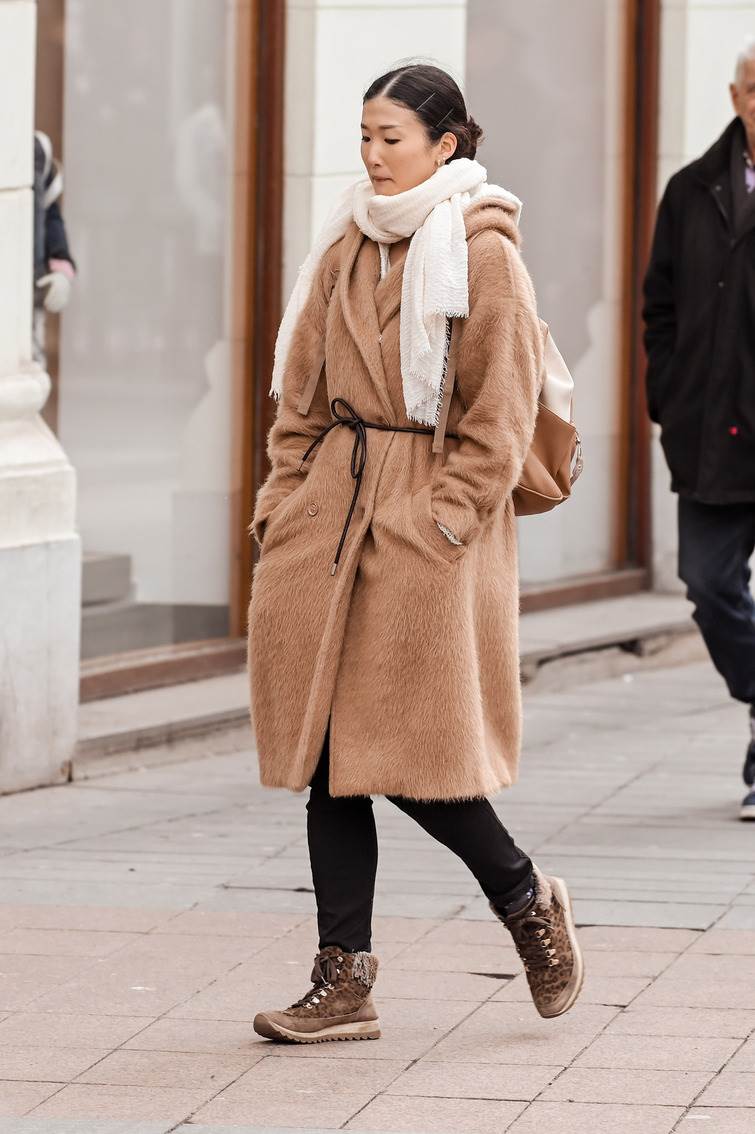 Gole noge u rozom kompletiću na špici