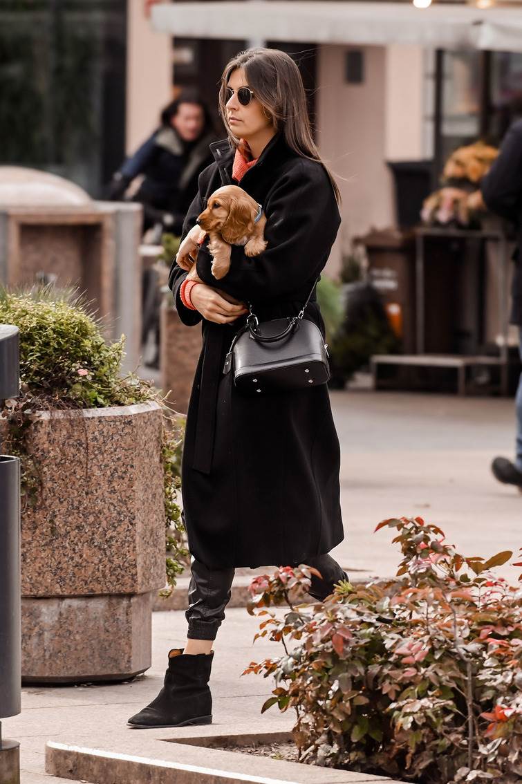 Gole noge u rozom kompletiću na špici