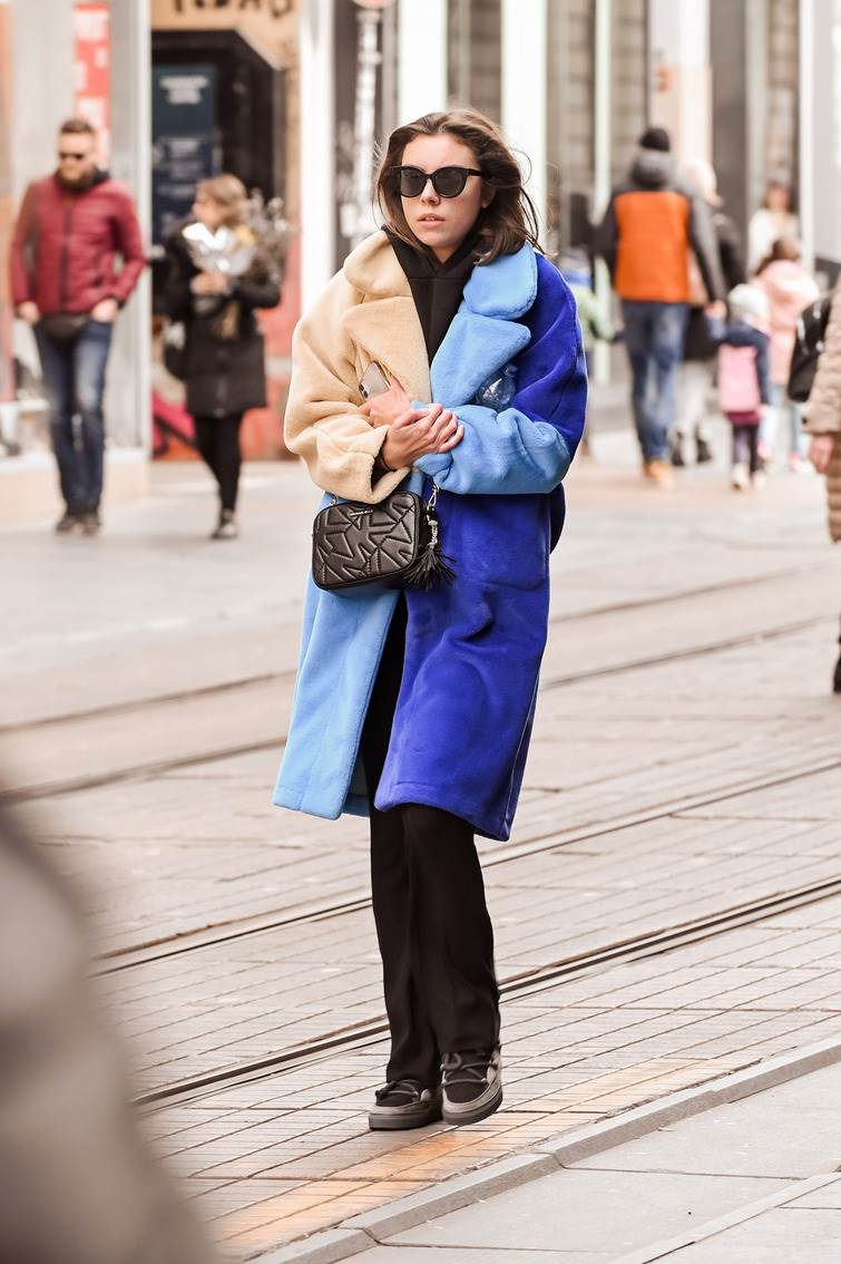 Gole noge u rozom kompletiću na špici