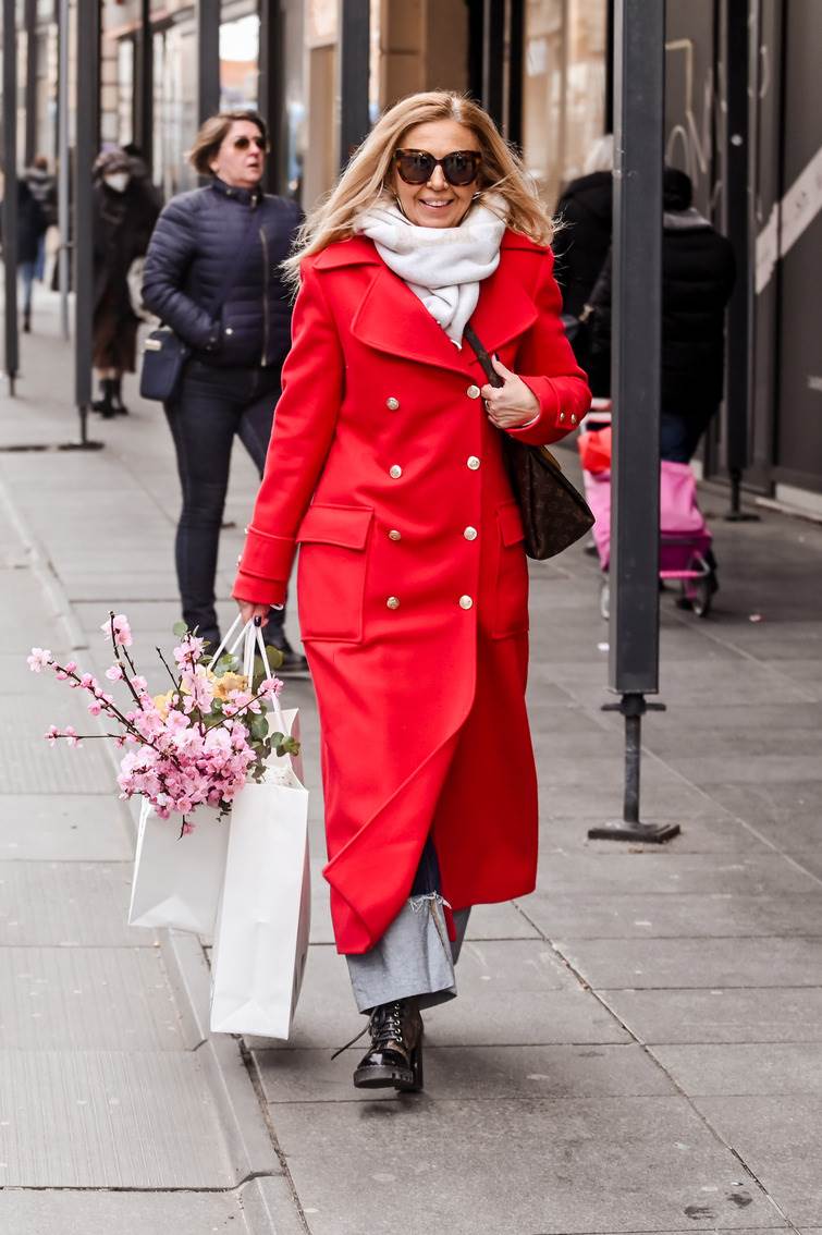 Gole noge u rozom kompletiću na špici