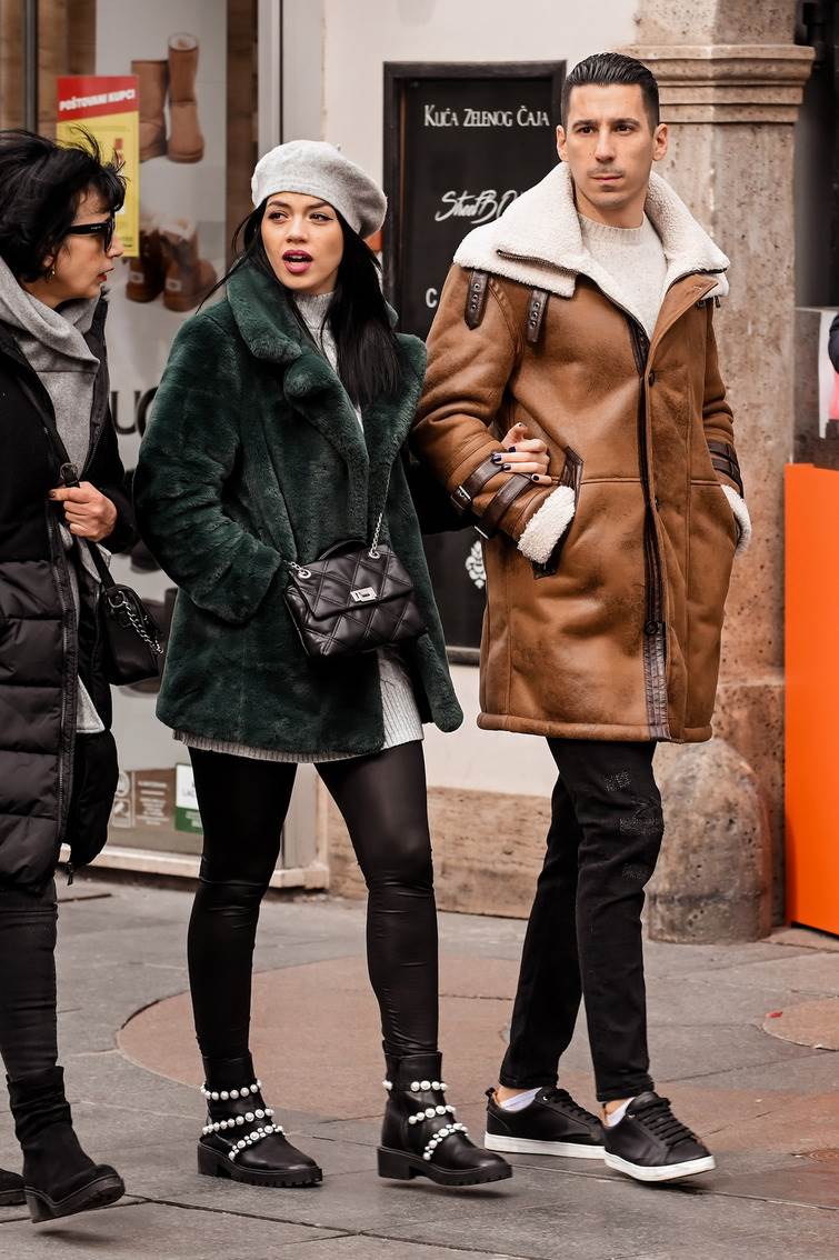 Gole noge u rozom kompletiću na špici