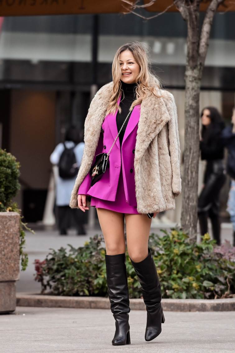 Gole noge u rozom kompletiću na špici