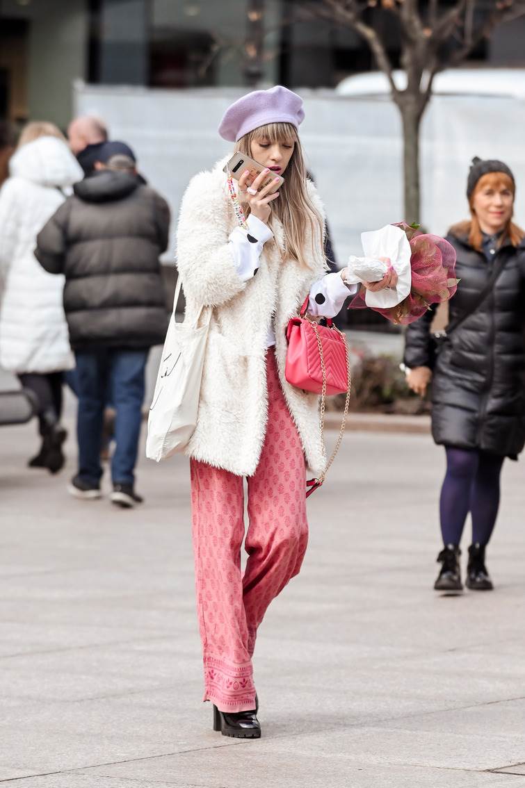 Gole noge u rozom kompletiću na špici