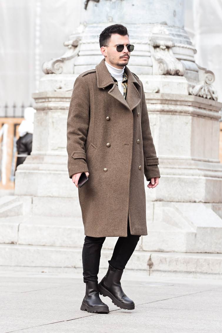 Gole noge u rozom kompletiću na špici