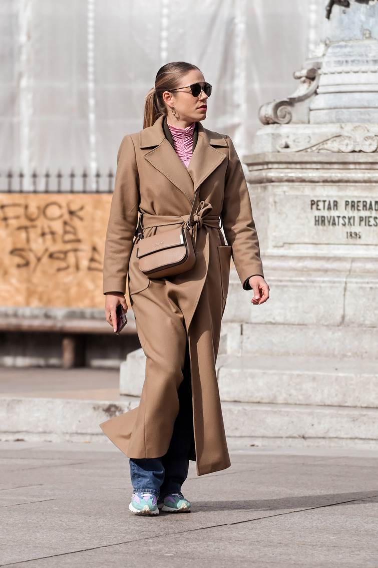 Gole noge u rozom kompletiću na špici