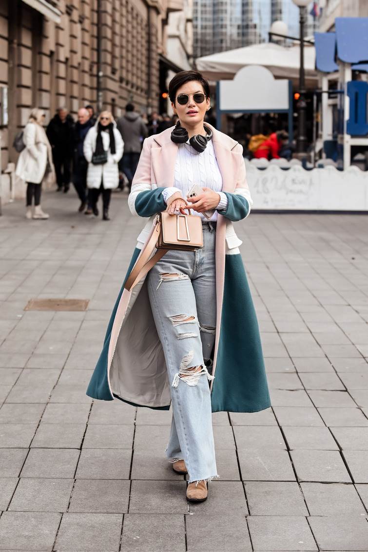 Gole noge u rozom kompletiću na špici